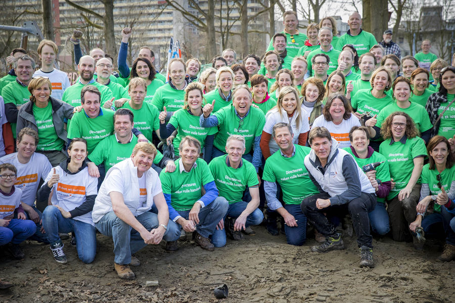 Roermondse ondernemers, samen met Koning Willem-Alexander en Koningin Máxima, tijdens NLdoet in Roermond