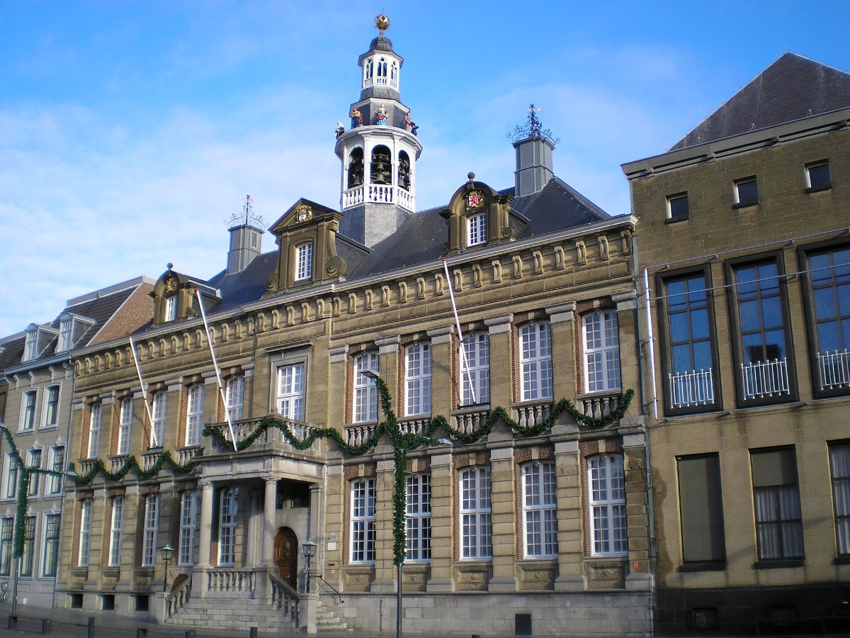 De Grote Kerk en het kasteel van Roermond weerspiegeld in het water